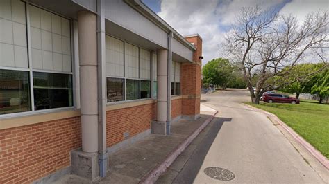 girl hung in austin|Death on campus at Travis Early High School .